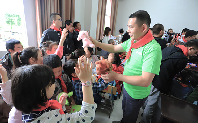 “六一微心愿，愛心暖童心”湘江電纜攜手村長李銳愛心傳遞 點亮未來