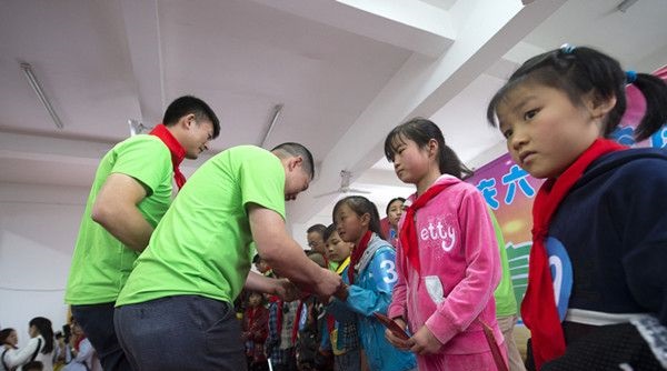 “六一微心愿，愛心暖童心”湘江電纜攜手村長李銳愛心傳遞 點亮未來