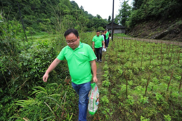 “六一微心愿，愛心暖童心”湘江電纜攜手村長李銳愛心傳遞 點亮未來